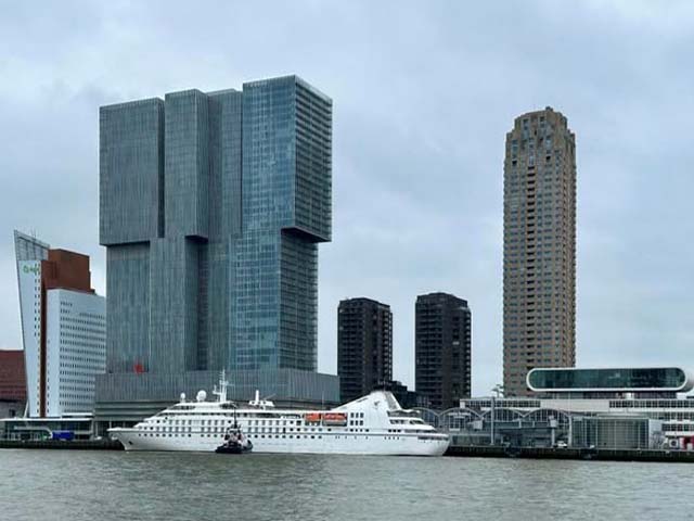 Star Pride aan de Cruise Terminal Rotterdam tijdens Maiden Call